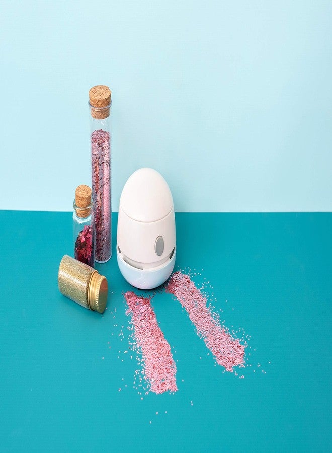 وي آر ميموري كيبرز مكنسة We R Makers Mini Glitter Vac، تنظف اللمعان والبودرة، سهلة الاستخدام، مزودة بشاحن USB، صغيرة الحجم للاستخدام أثناء التنقل، وصنع سجل القصاصات، وتدوين اليوميات، وصناعة البطاقات، والطباعة - Image 3