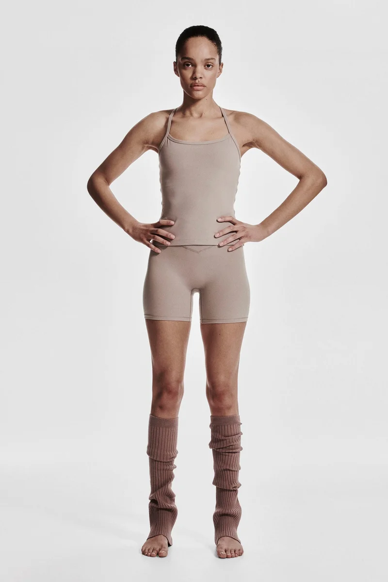 اتش اند ام بلوزة رياضية بحمالات كتف وحمالة صدر داخلية من نسيج سوفت موف™