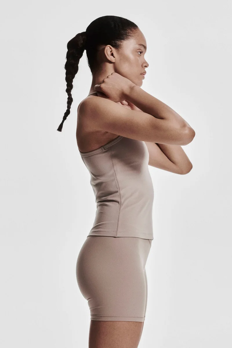 اتش اند ام بلوزة رياضية بحمالات كتف وحمالة صدر داخلية من نسيج سوفت موف™