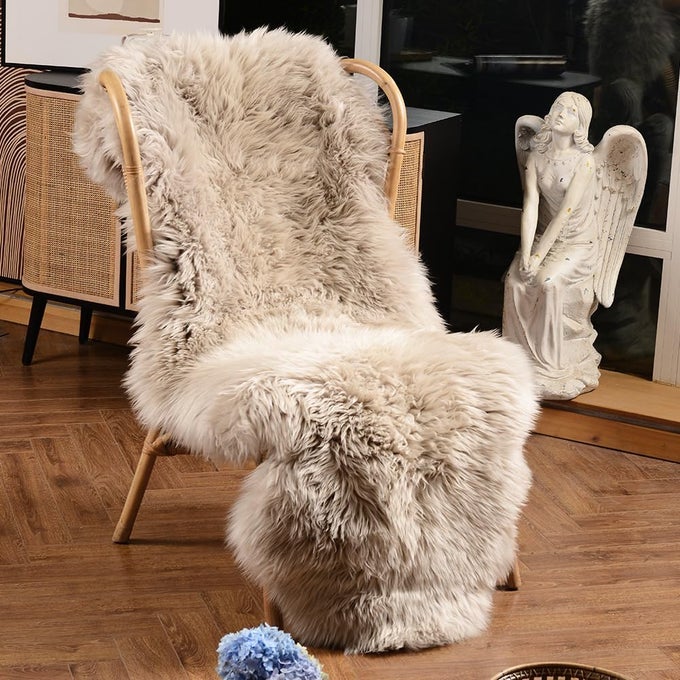 GENUINE SHEEPSKIN AREA RUG WOOL RUG FUR CARPET FLUFFY SHAGGY FUR RUG FOR LIVING ROOM KIDS BEDROOM REAL SHEEPSKIN THROW LAMBSKIN RUGS SOFA MAT CHAIR SEAT COVERS CREAM BROWN 2 X 6 FT SHEEPSKIN