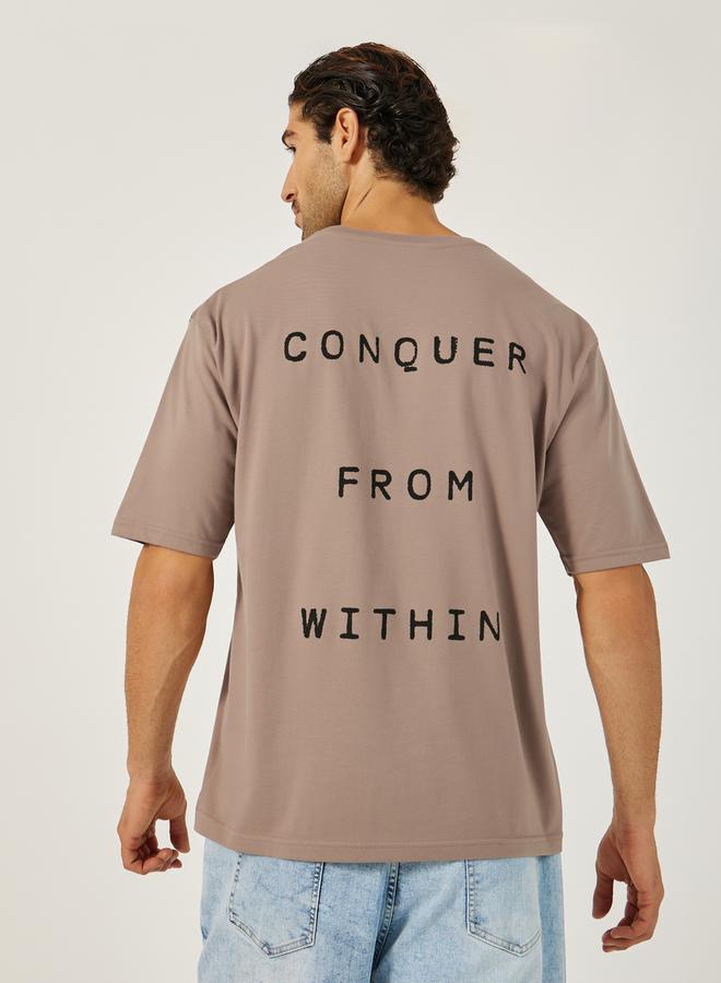 ستايلي تيشيرت أوفر سايز بأكمام قصيرة وطبعة شعار خلفية - Image 1