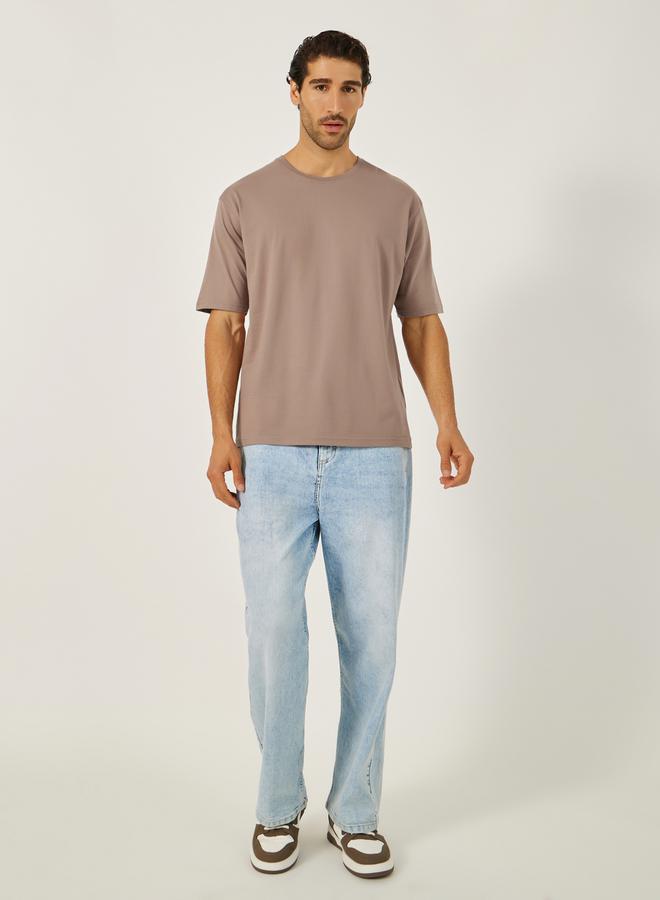 ستايلي تيشيرت أوفر سايز بأكمام قصيرة وطبعة شعار خلفية - Image 3