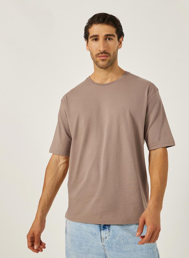 ستايلي تيشيرت أوفر سايز بأكمام قصيرة وطبعة شعار خلفية - Image 2