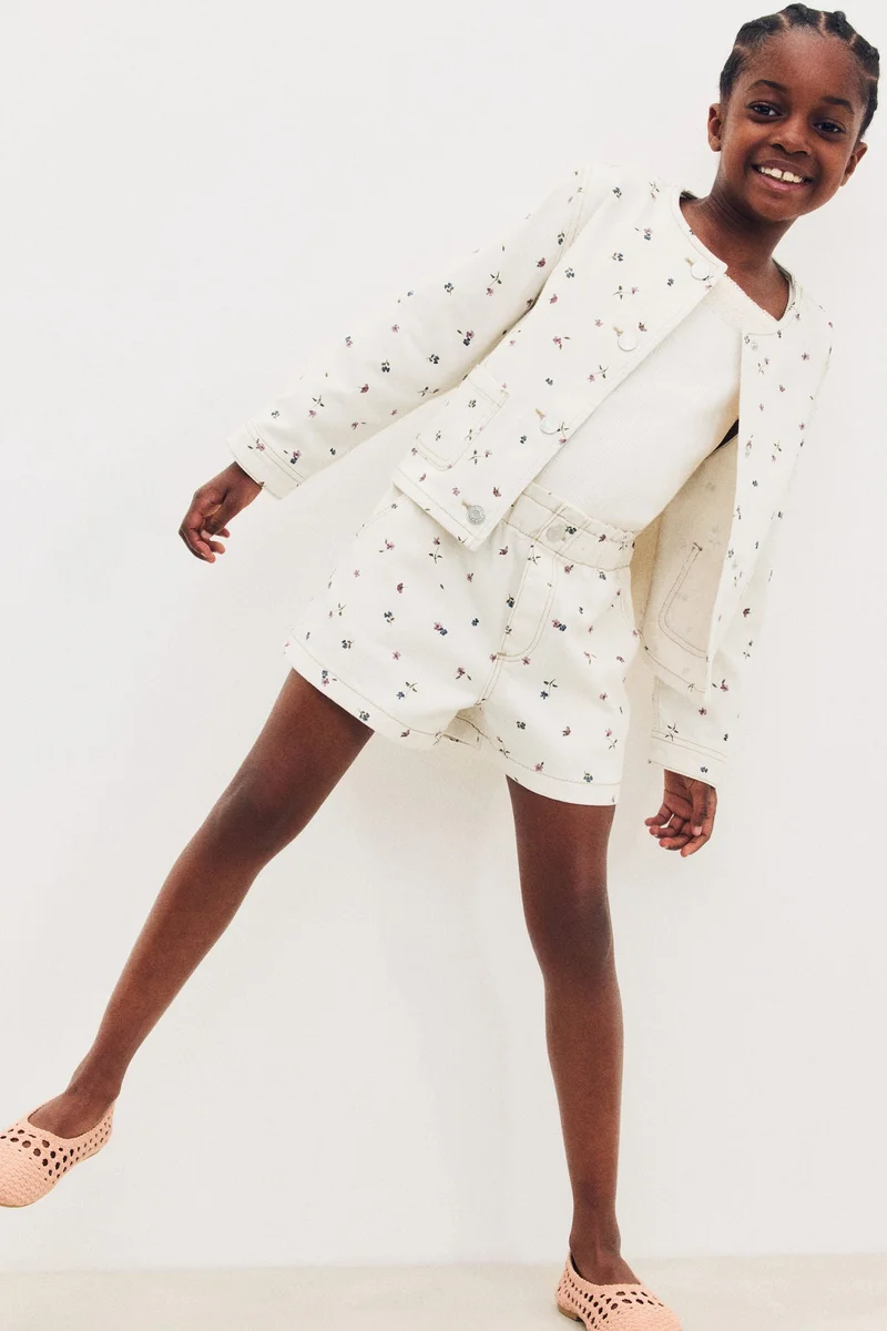 اتش اند ام شورت من قطن التويل مزين بطبعة