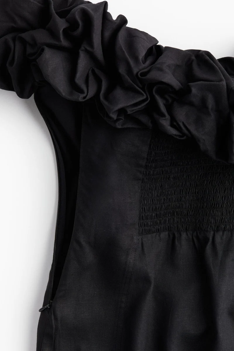 اتش اند ام فستان مكشكش بنمط أكتاف مكشوفة