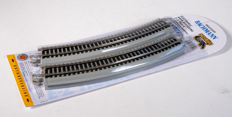 Bachmann Trains مسارات باخمان E-Z TRACK القابلة للعكس بزاوية 18" (4/بطاقة) - سكة فضية نيكل مع قاعدة رمادية - مقياس HO - Image 5