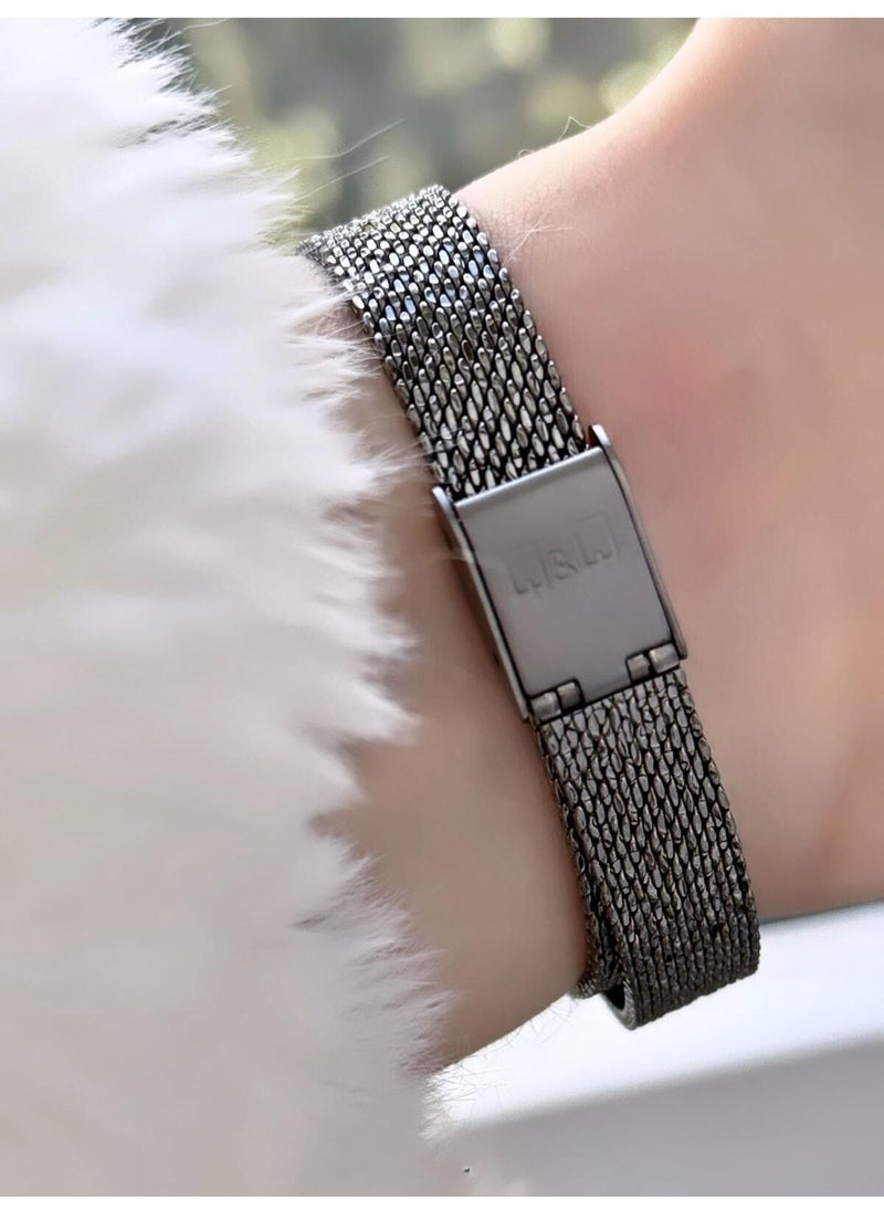 Q&Q Women's Mesh Strap Wristwatch  - Image 3
