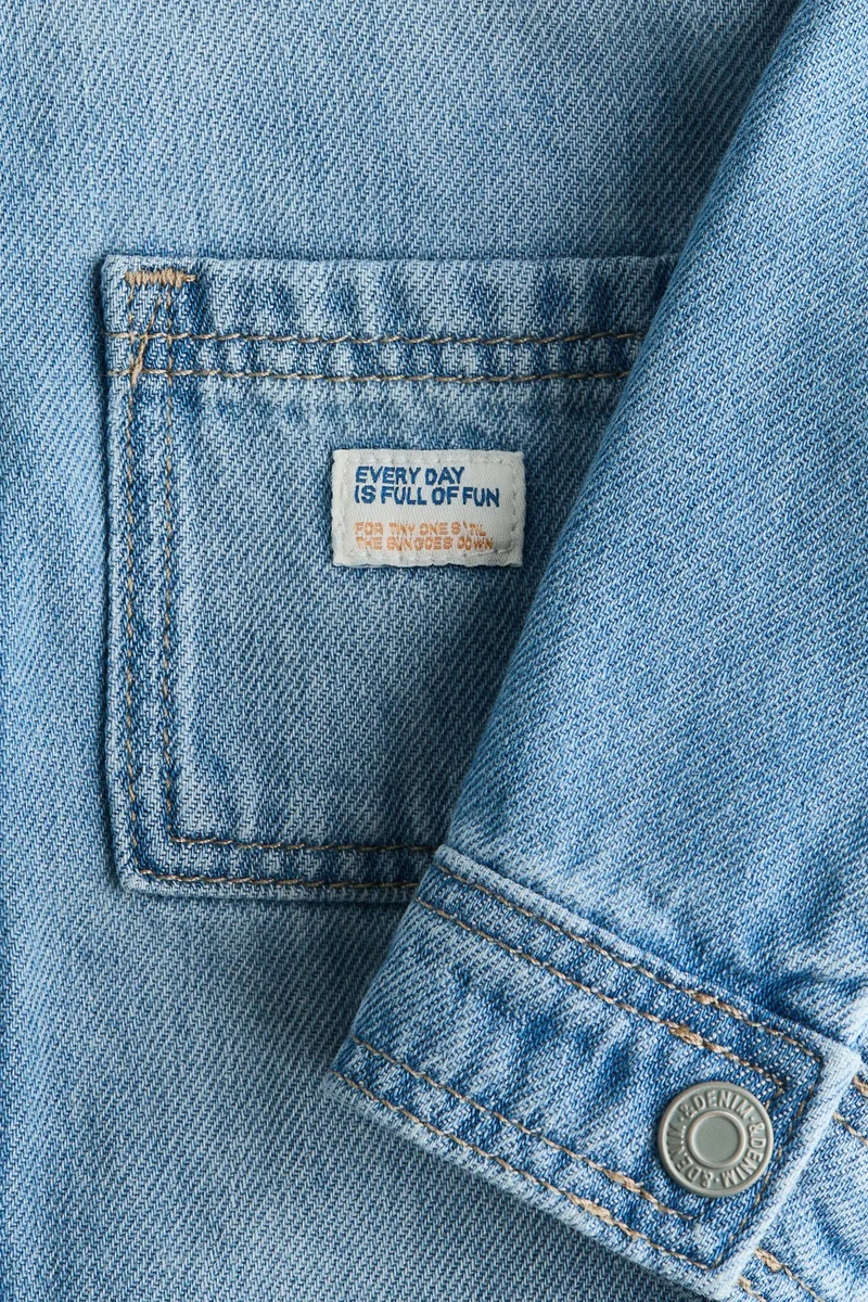 اتش اند ام جاكيت خفيف من قماش الدنيم القطني