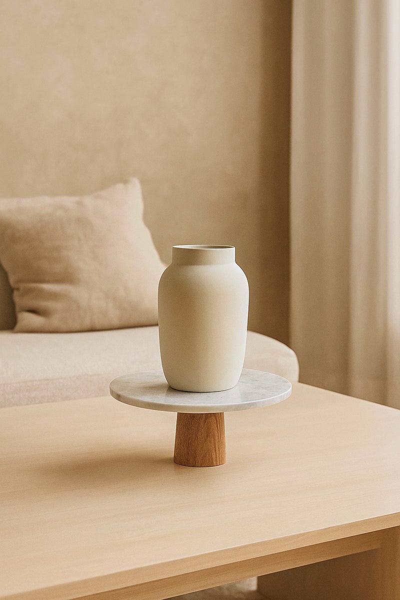 ماريا هومز حامل زخرفي من الرخام الأبيض – قاعدة عرض دائرية بقاعدة خشبية - Image 2