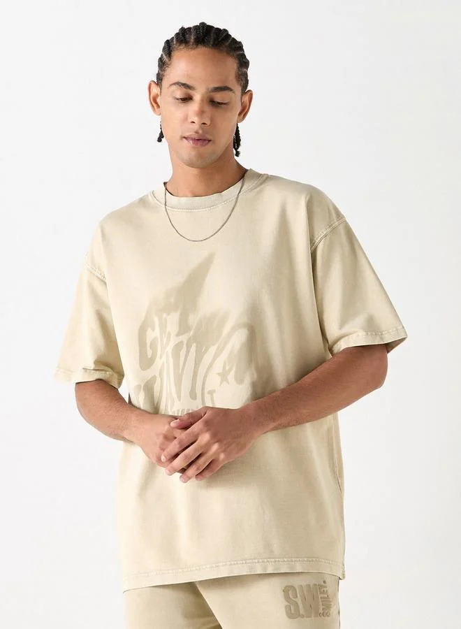 Graphic Print T-shirt with Short Sleeves and Crew Neck