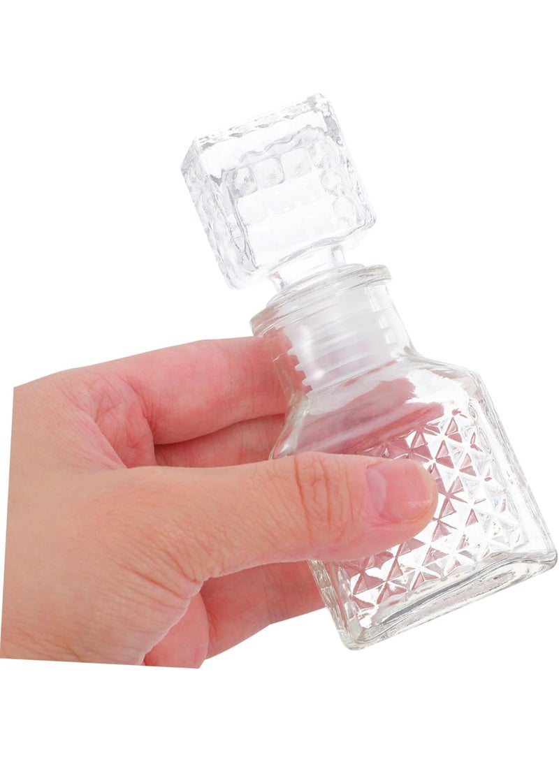 زجاجة عطر صغيرة بتصميم فاخر – 50 مل – زجاج شفاف بنقشة بارزة وغطاء مكعب-4945 - Image 1