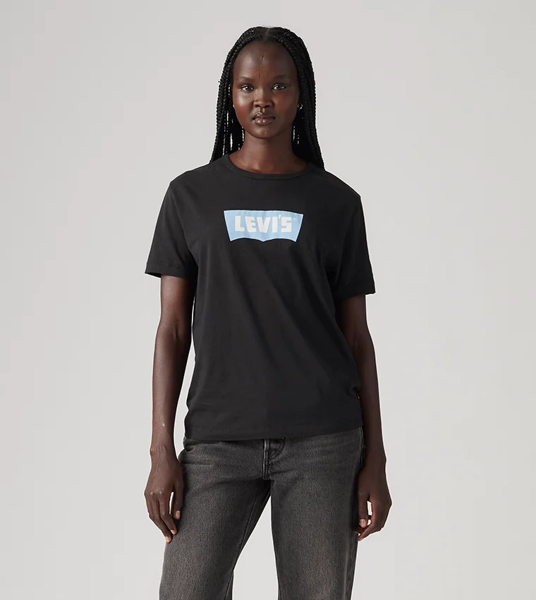 ليفايز تيشيرت قصير بأكمام مطبوع عليه شعار