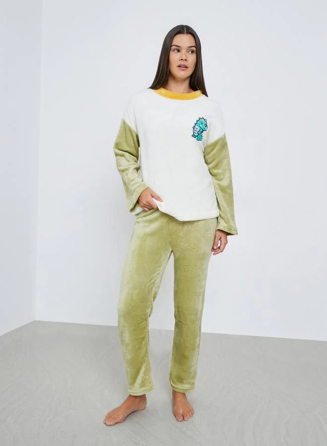 ستايلي طقم بيجاما من بنطال وتيشيرت فليس مزين بشارة ديناصور