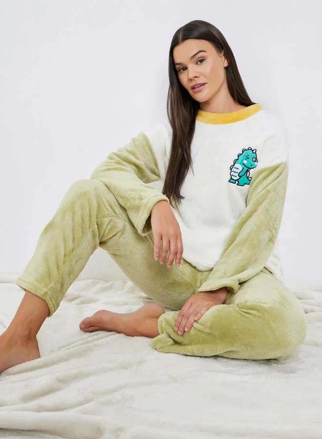 ستايلي طقم بيجاما من بنطال وتيشيرت فليس مزين بشارة ديناصور