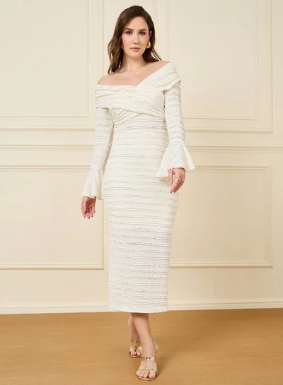 ستايلي فستان مكشوف الأكتاف بنقوش بارزة