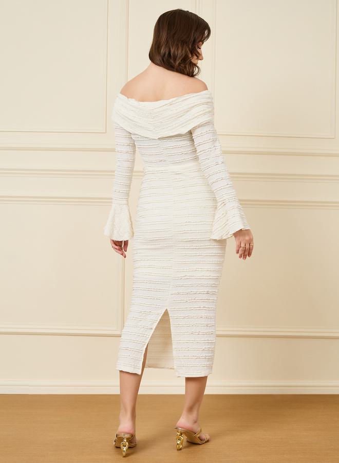 فستان مكشوف الأكتاف بنقوش بارزة