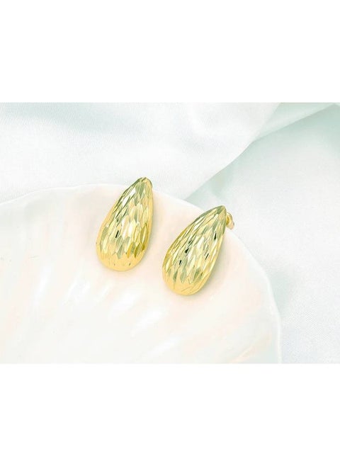Add a touch of nighttime magic with these Shell -inspired gold earrings