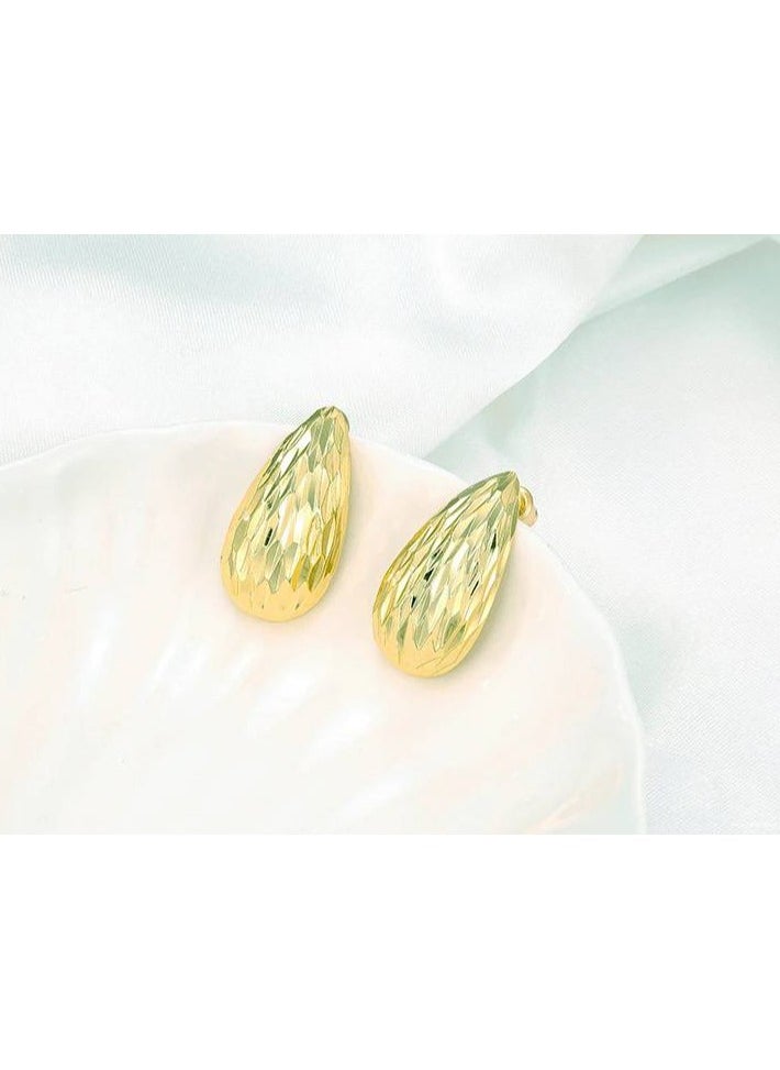 FLUFFY Add a touch of nighttime magic with these Shell -inspired gold earrings  - Image 1