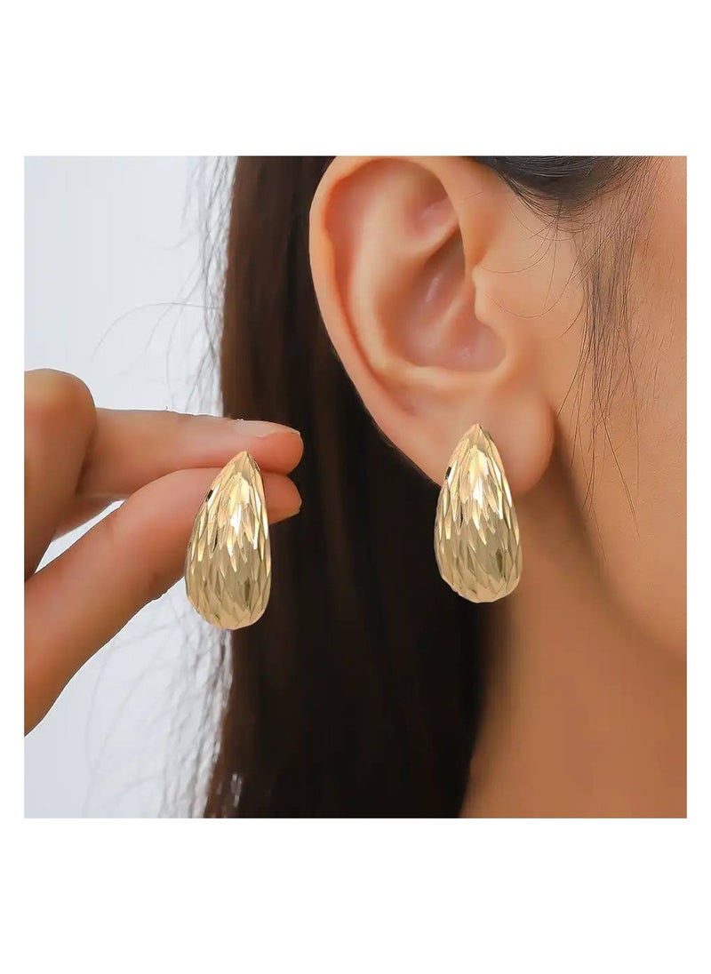 FLUFFY Add a touch of nighttime magic with these Shell -inspired gold earrings  - Image 3