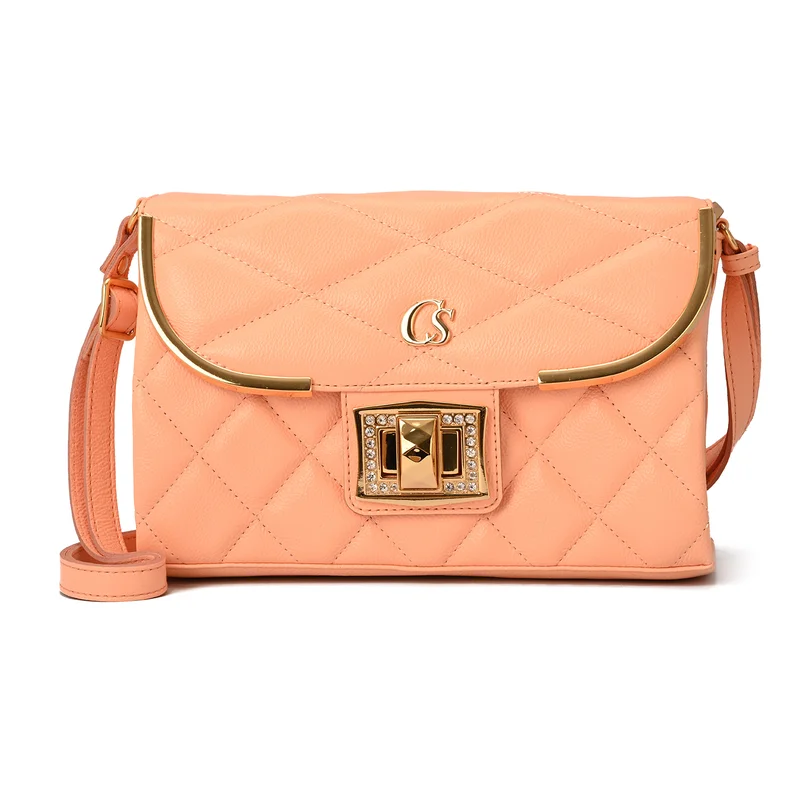 كارمن ستيفنز تفاصيل الحقيبة المبطنّة خوخي