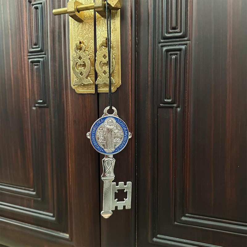 Bovemee طقم من 2 قطعة من ميدالية القديس بنديكت مزدوجة الجوانب 4.9 بوصة × 2.9 بوصة - هدية بركة المفاتيح للحماية - ميدالية سان بينيتو لتعليقها على الأبواب والجدران - هدايا عيد الفصح الكاثوليكي سان بينيتو - Image 2
