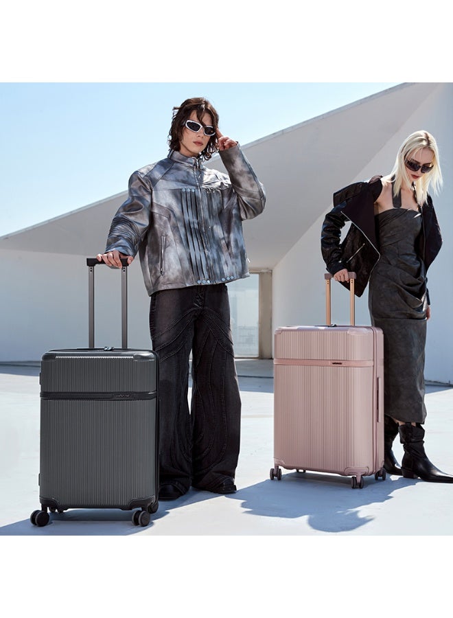 أركتيك هانتر LGX001 انش-28  استمتع بتجربة سفر فاخرة تجمع بين الأناقة والمتانة مع حقيبة آركتيك هانتر LGX001. هذه الحقيبة الصلبة هي الرفيق المثالي لرحلات العمل أو العطلات القصيرة، مصممة لتلبية متطلبات مقصورة الطائرة (الأمتعة المحمولة). - Image 4