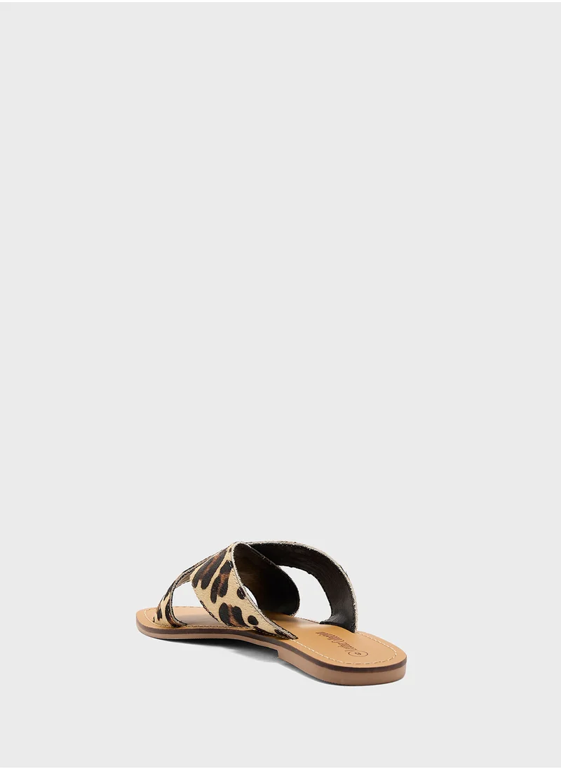 جينجر Printed Cross Strap Flat Sandal