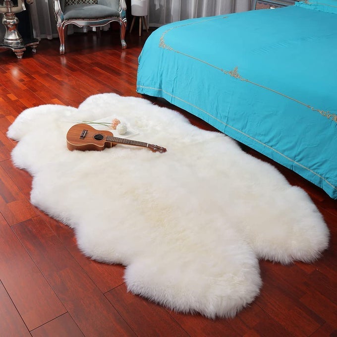 GENUINE SHEEPSKIN AREA RUG WOOL RUG FUR CARPET FLUFFY SHAGGY FUR RUG FOR LIVING ROOM KIDS BEDROOM REAL SHEEPSKIN THROW LAMBSKIN RUGS SOFA MAT CHAIR SEAT COVERS IVORY WHITE 4 X 6 FT SHEEPSKIN