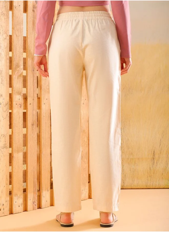 مرفوعة Women Regular Fit Solid Mid-Rise Elasticated Trousers