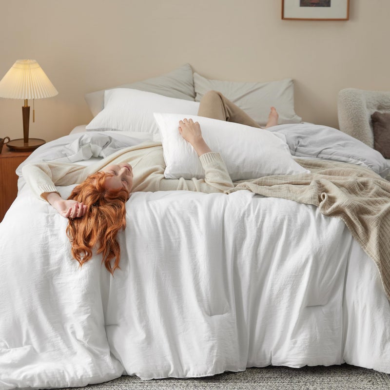 Bedsure 3-Piece Queen  Size Comforter Set, Reversible White Soft Prewashed Bedding for All Seasons, Includes 1 Lightweight Comforter (230 cm x 230 cm) and 2 Pillowcases (50 x 66 cm) - Image 2