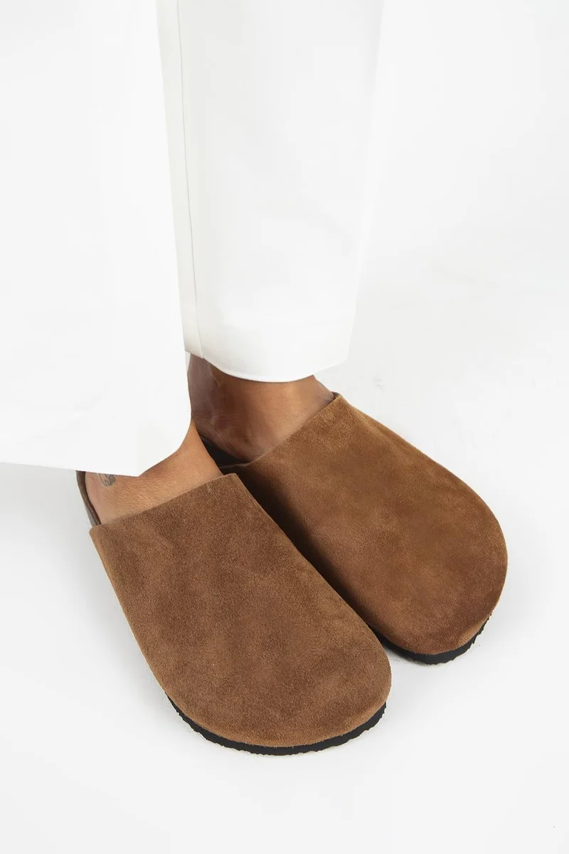 مانجيرو قباقيب مانيجيرو رزقاهي النسائية المسطحة المصنوعة من الجلد الطبيعي باللون البني الفاتح