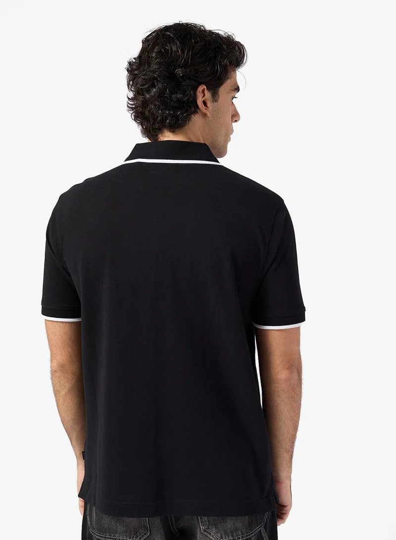 جس قميص بولو مطرز بأكمام قصيرة