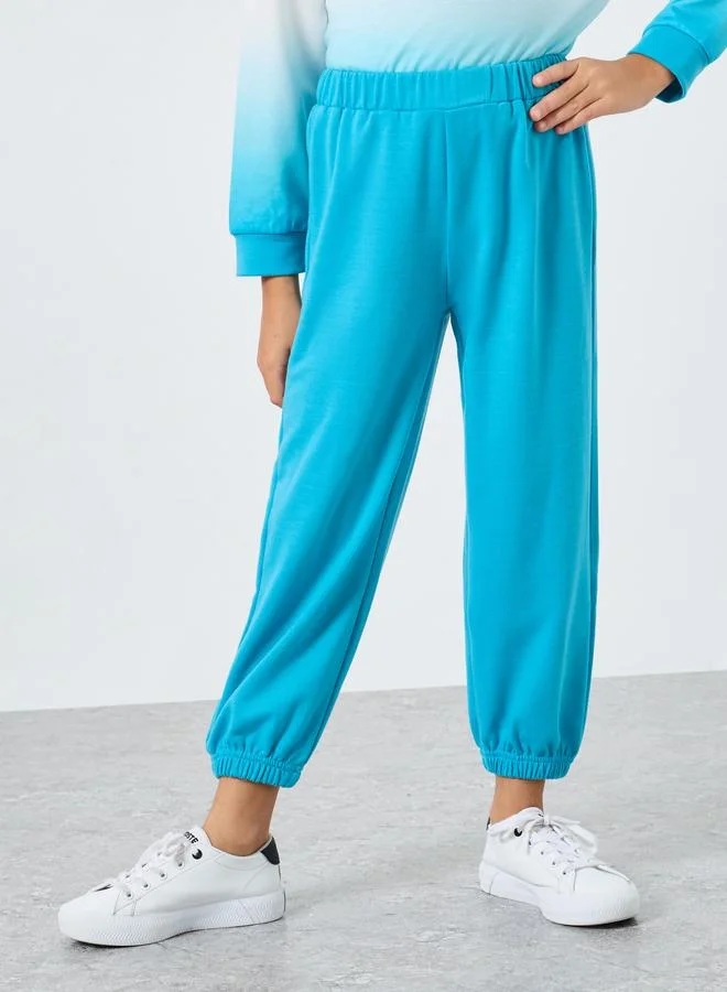ستايلي طقم من جوغر وسويت شيرت بطبعة جرافيك