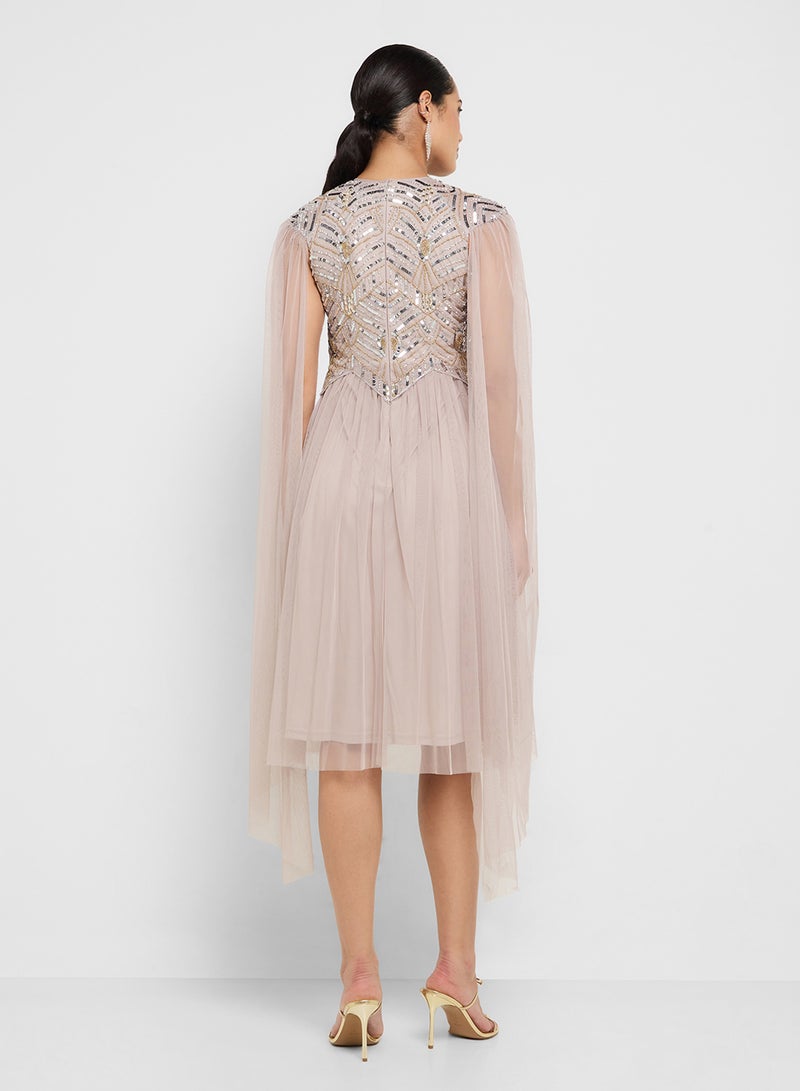 اميليا روز فستان ميدي بأكمام كاب مزينة - Image 2