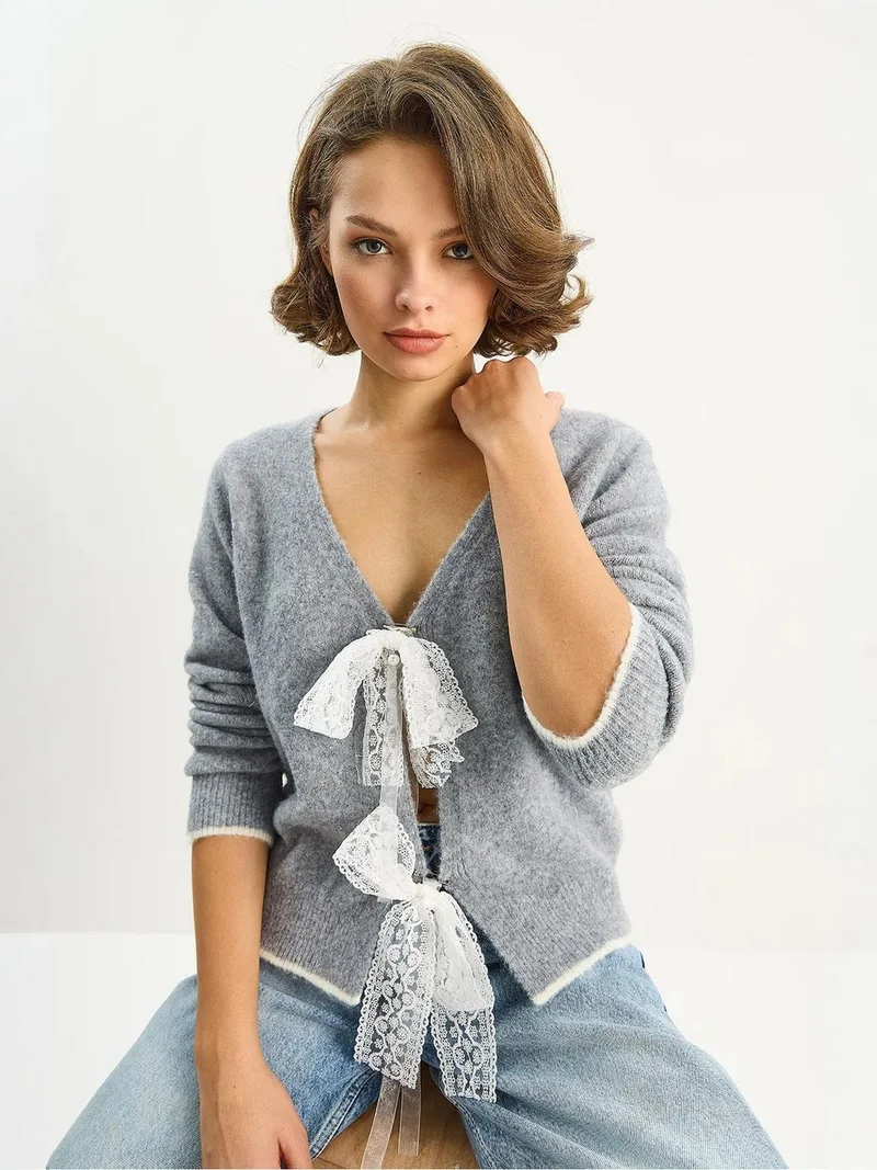 بيانكو لوتشي كارديجان لوكسي محبوك بياقة على شكل حرف  مع رباط دانتيل