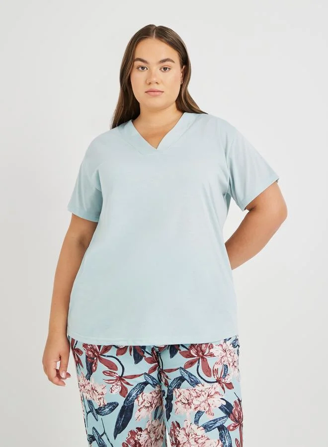 Styli Styli Plus Size Solid V Neck T-Shirt and Floral Print Pyjama Set