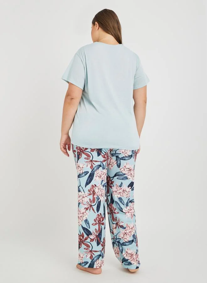 Styli Styli Plus Size Solid V Neck T-Shirt and Floral Print Pyjama Set