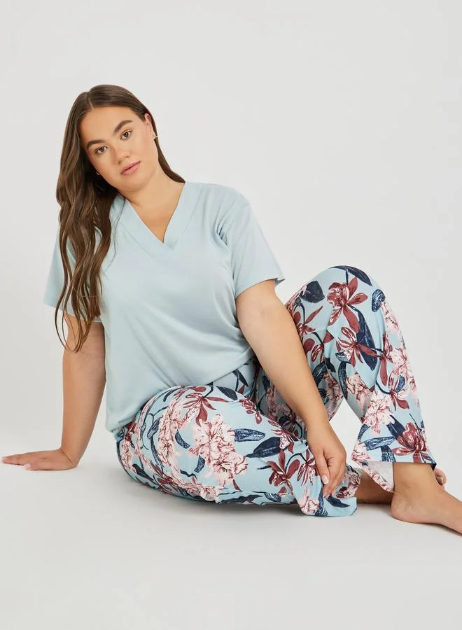 ستايلي Styli Plus Size Solid V Neck T-Shirt and Floral Print Pyjama Set