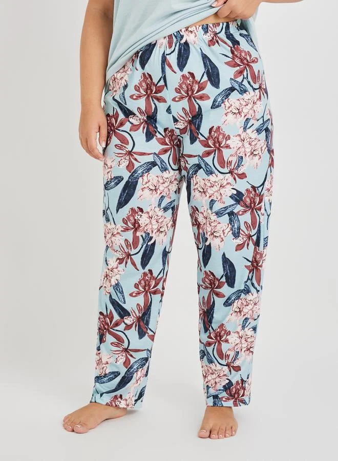 Styli Styli Plus Size Solid V Neck T-Shirt and Floral Print Pyjama Set