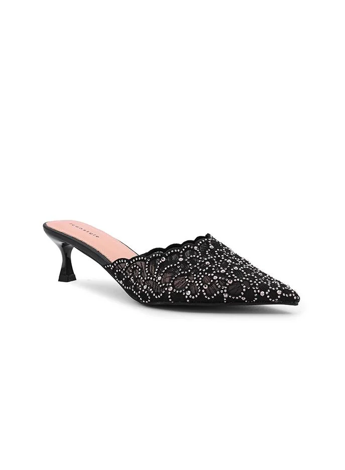 أيقون Classic slingback heel shoes with refined style.