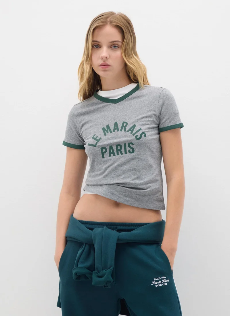 او في اس تيشيرت قطن مطاطي رمادي بقصة عادية