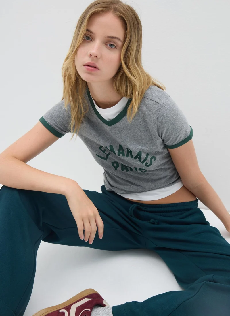 او في اس تيشيرت قطن مطاطي رمادي بقصة عادية