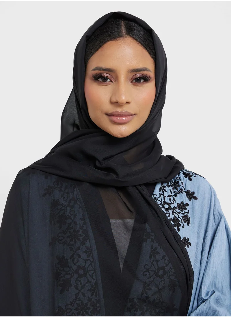 خزانة عباية مزينة بعدة ألوان