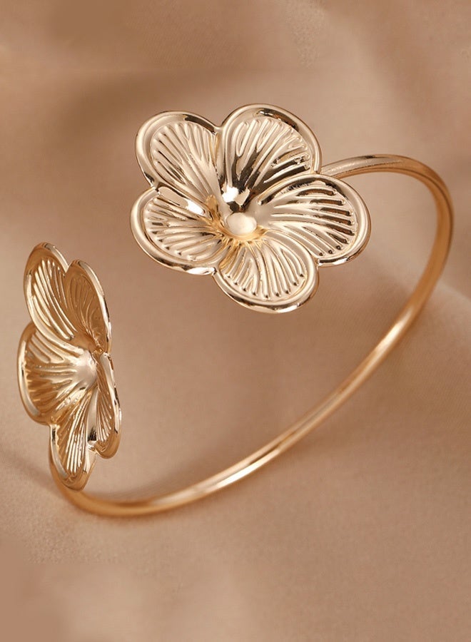 سوار أنيق مطلي بالذهب بتصميم زهرة للنساء، مفتوح، مصقول، ذو ملمس مميز، قطعة مجوهرات بسيطة مثالية للارتداء اليومي والمناسبات الخاصة، هدية رائعة لها أو لزوجتها أو أختها - Image 2
