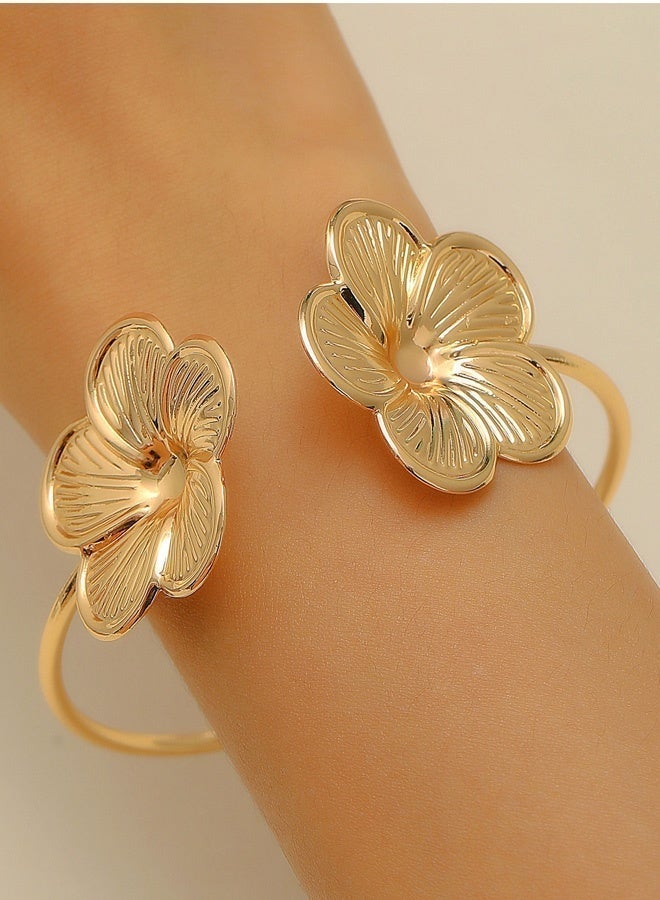سوار أنيق مطلي بالذهب بتصميم زهرة للنساء، مفتوح، مصقول، ذو ملمس مميز، قطعة مجوهرات بسيطة مثالية للارتداء اليومي والمناسبات الخاصة، هدية رائعة لها أو لزوجتها أو أختها - Image 5