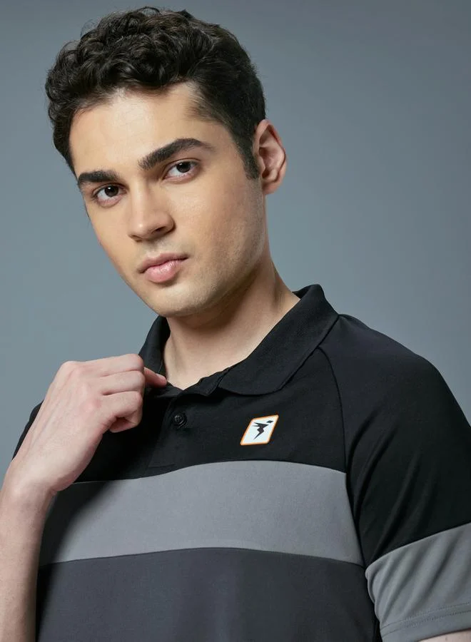 تكنوسبورت تيشيرت بولو بأكمام قصيرة بقصة ضيقة وتصميم كتل الألوان من تكنوسبورت