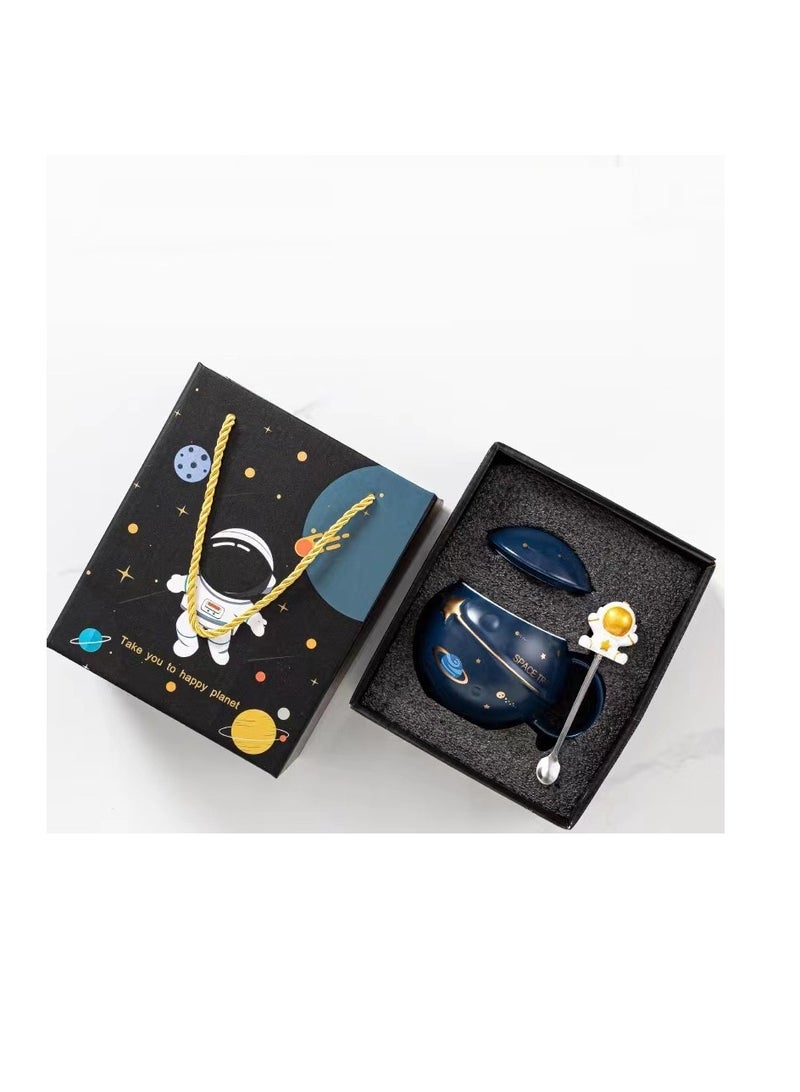 Bluejw كوب رائد فضاء منقوش عليه كوكب فضائي، سعة 13.52 أونصة، أكواب قهوة سيراميك مع غطاء وملعقة، صندوق هدايا، كوب قهوة سيراميك لطيف، هدية فريدة لأعياد الميلاد للفتيات والأولاد والنساء والرجال (أزرق غامق) - Image 1