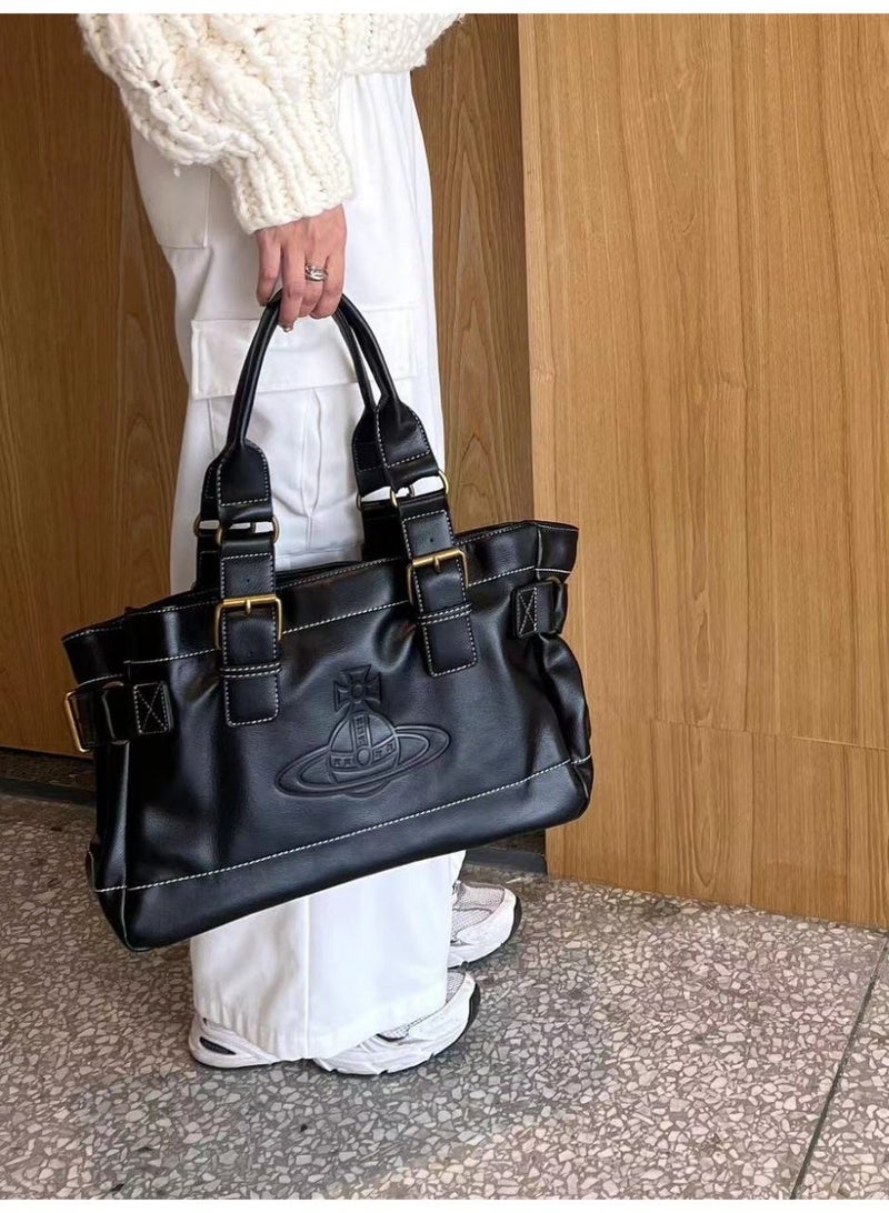 فيفيان ويستوود، حقيبة كتف جلدية ناعمة، مناسبة للتنقل، وحقيبة دراجات نارية، بسعة كبيرة، بتصميم أنيق، حقيبة توت كلاسيكية بتصميم ساتورن. - Image 2