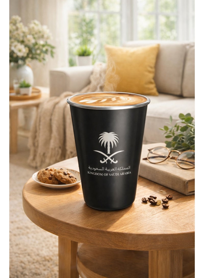 دائرة مربعة كوب قهوة معدني بتصميم عربي 350 مل (11.83 أوقية) – كوب معزول ذو جدار مزدوج | هدية مميزة بشعار السعودية | متين، محمول ومقاوم للصدأ للاستخدام المنزلي، في المكتب وفي الهواء الطلق(أسود) - Image 1