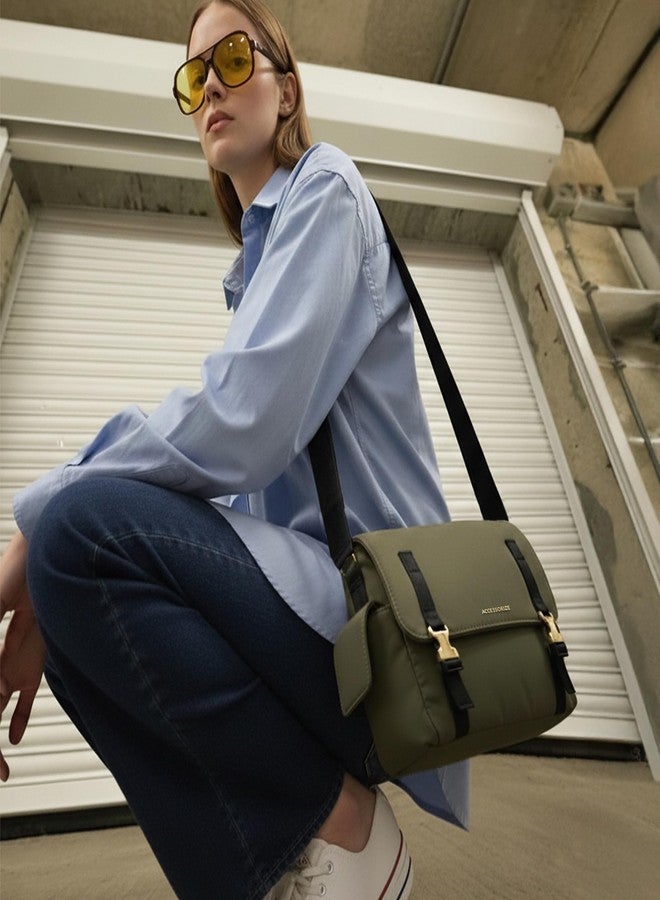 أكسيسورايز حقيبة كيندال النسائية من أكسسورايز لندن، لونها أخضر زيتوني، مصنوعة من النايلون | حقيبة كتف صغيرة مقاومة للماء مع حزام كتف قابل للفصل | حقيبة يد أنيقة للاستخدام اليومي والسفر - Image 3